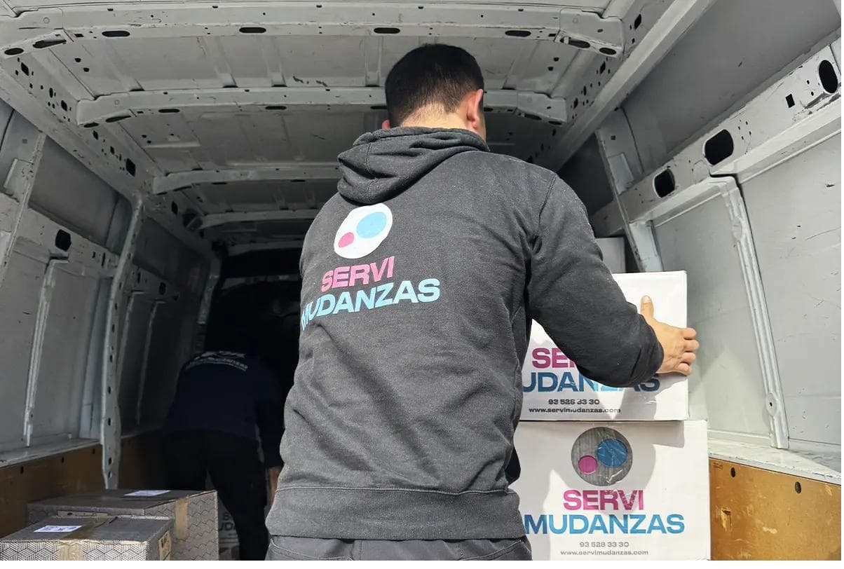 Operario de Servimudanzas cargando cajas de guardamuebles para un cliente de Cornellà