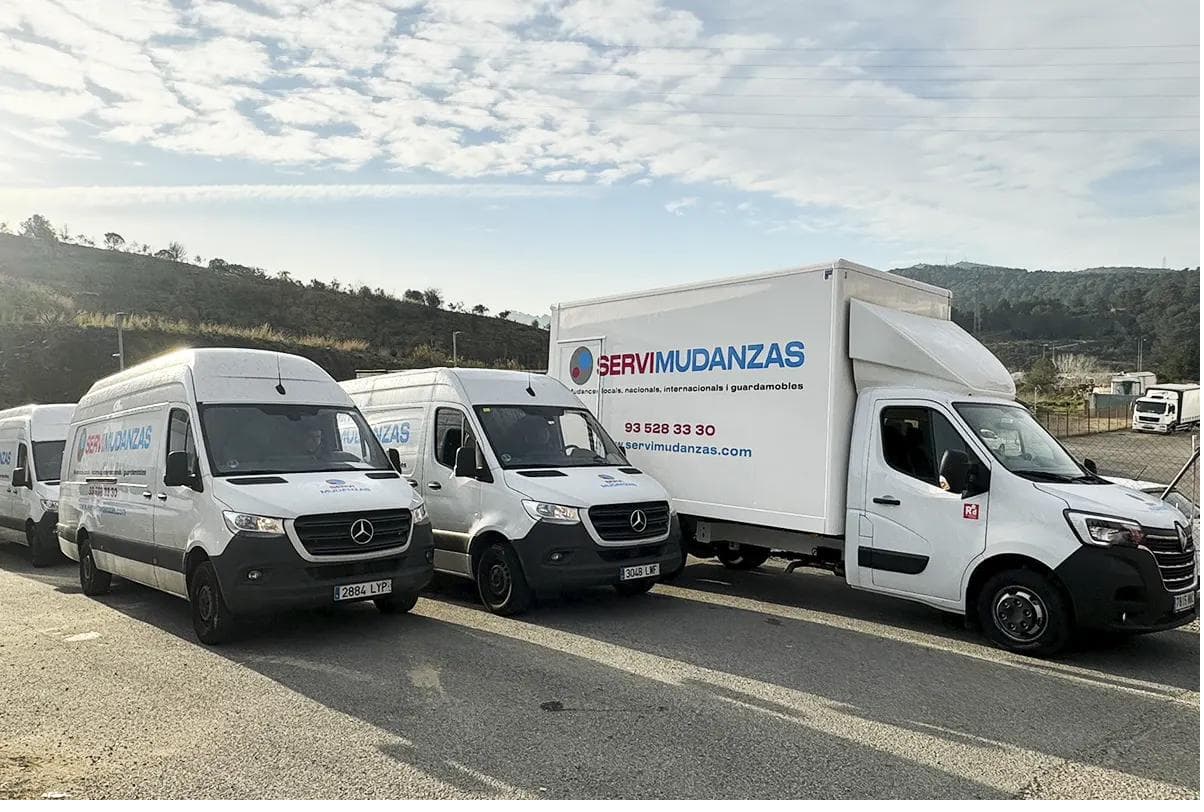 Furgonetas y camión de Servimudanzas listos para una jornada de mudanzas en Fontsanta-Fatjó (Cornellà)