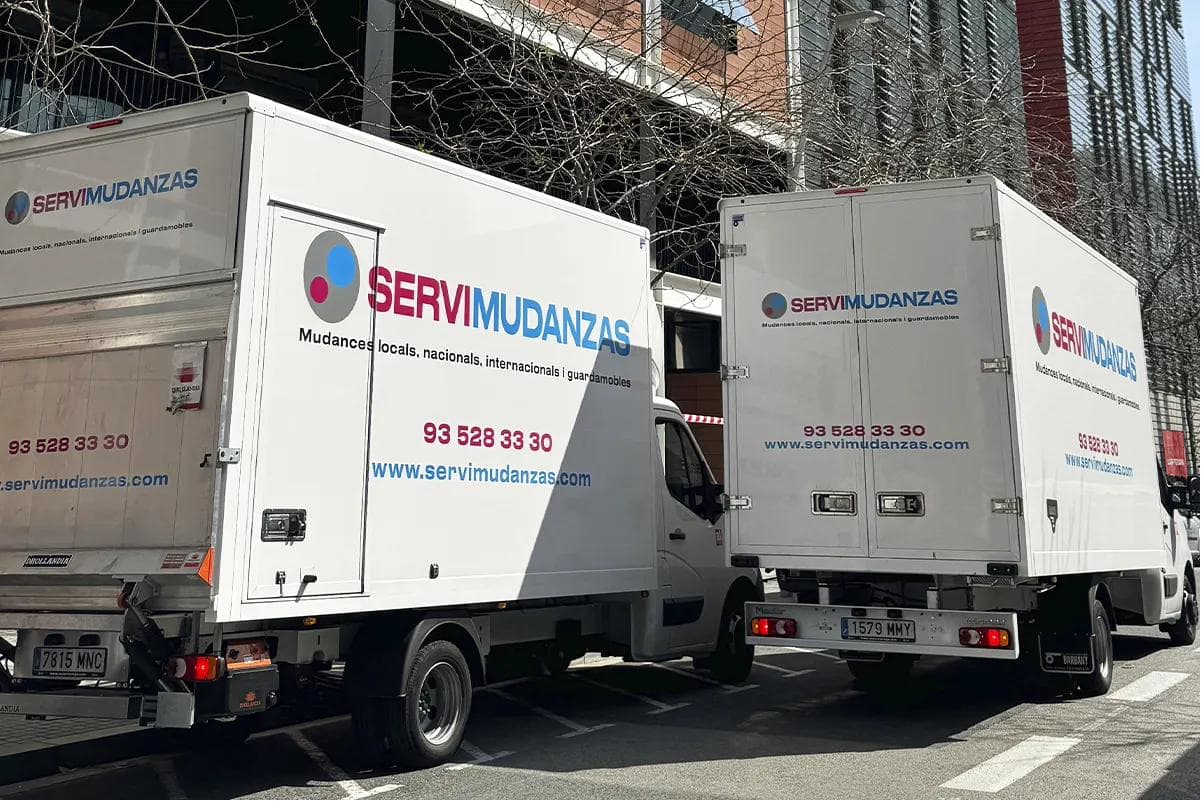 Camiones de Servimudanzas preparados para una mudanza en Cornellà de Llobregat