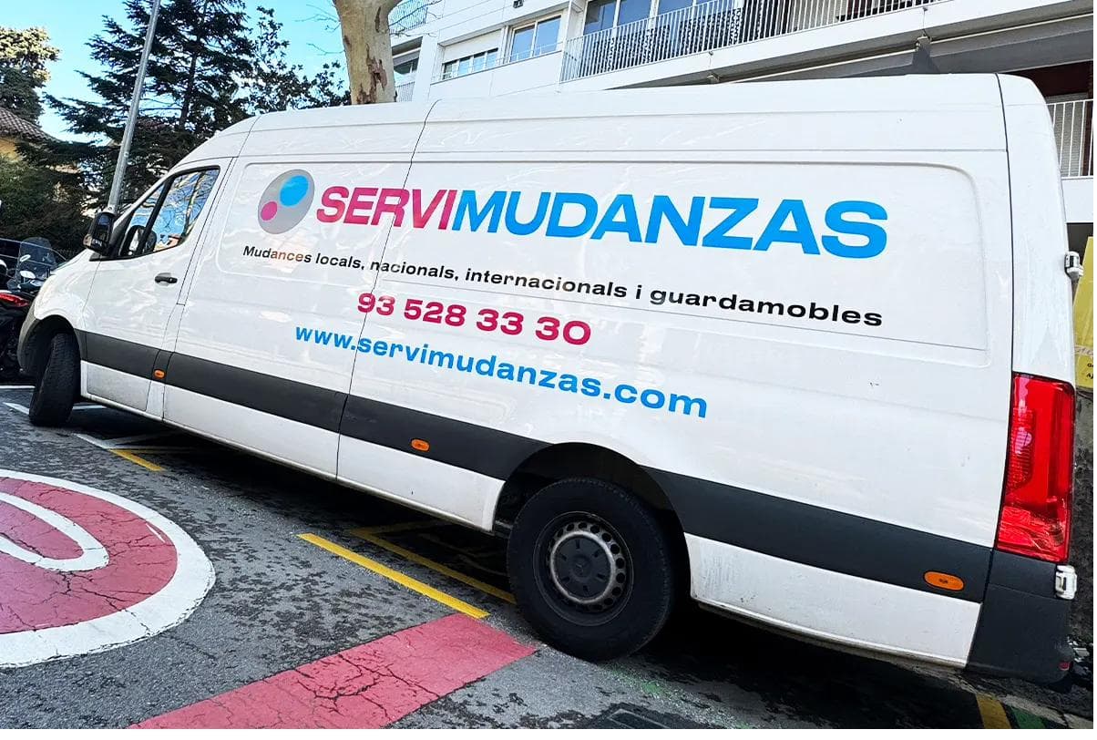 Furgoneta rotulada de Servimudanzas, el vehículo ágil para las calles del Centre y la Riera de Cornellà