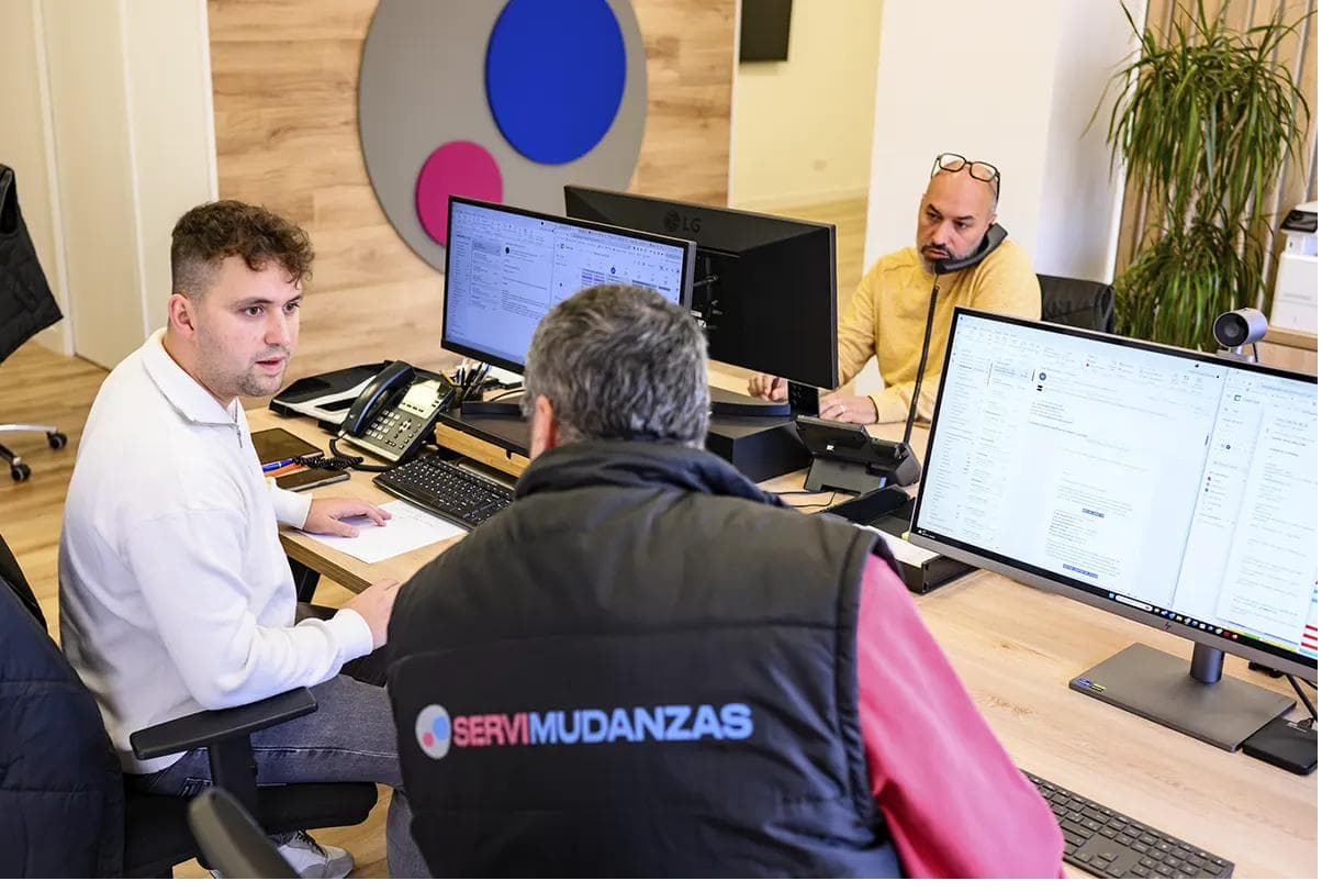 Equipo de Servimudanzas coordinando el traslado de una oficina en Cornellà
